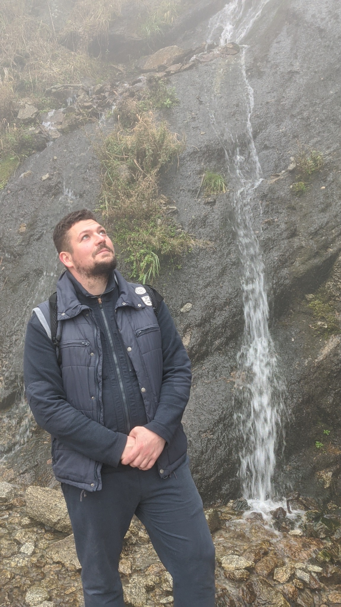 Валерий Бредихин у горного водопада